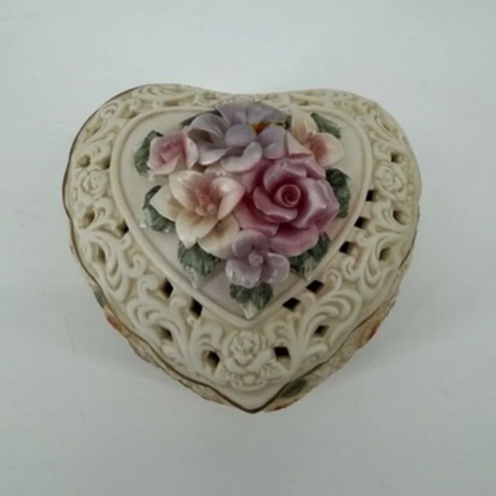 Vintage Style Heart Shaped Ceramic Floral Trinket Box Lattice Lid Gold Trim